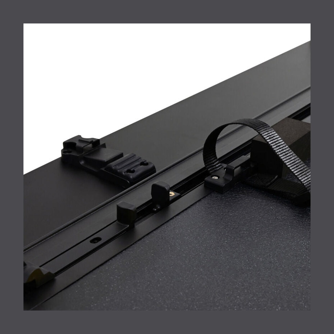 Westin Westin 15-26 Ford F-150 6.5ft. Bed Hard Tri-Fold Tonneau Cover - Black